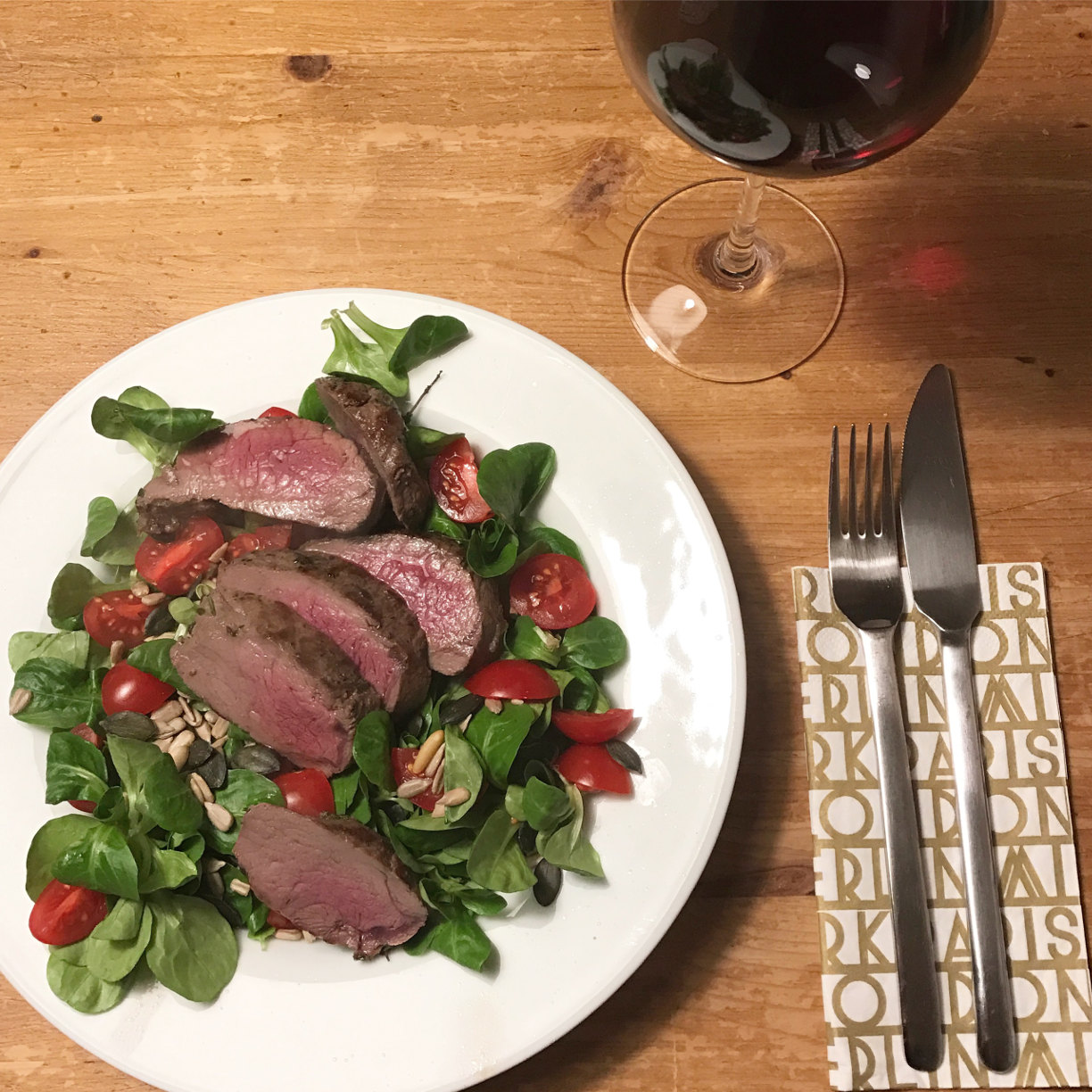 ordnung-glueck-salat-hirschsteak