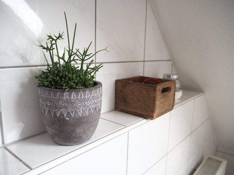 Handtücher und Schmuckkästchen im Badezimmer – Fräulein Ordnung