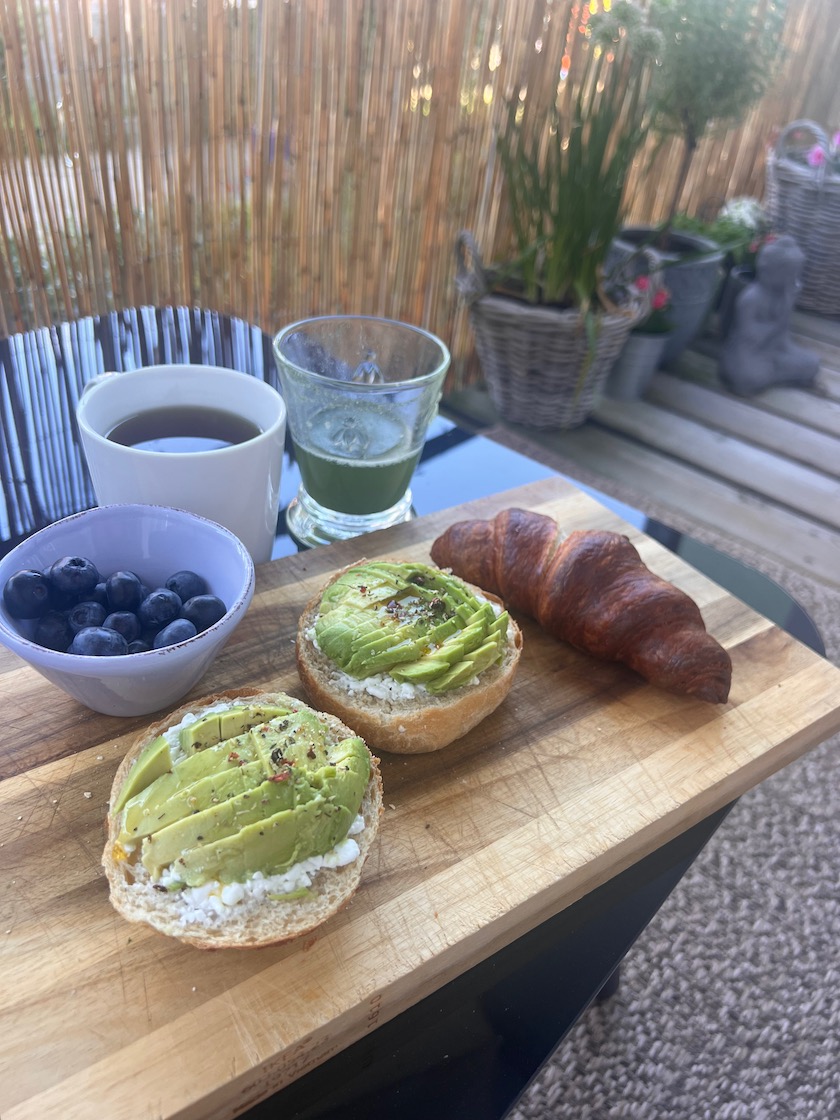 Frühstück auf dem Balkon 