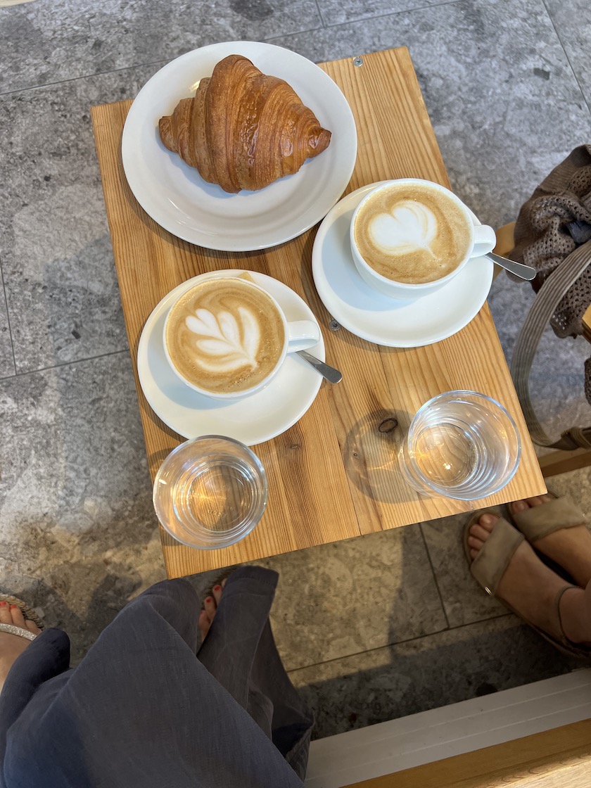 Croissant & Cappuccino 